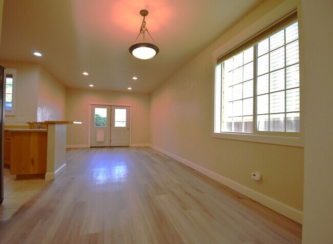 Building Photo - Fantastic end unit condo in Westgate subdi...