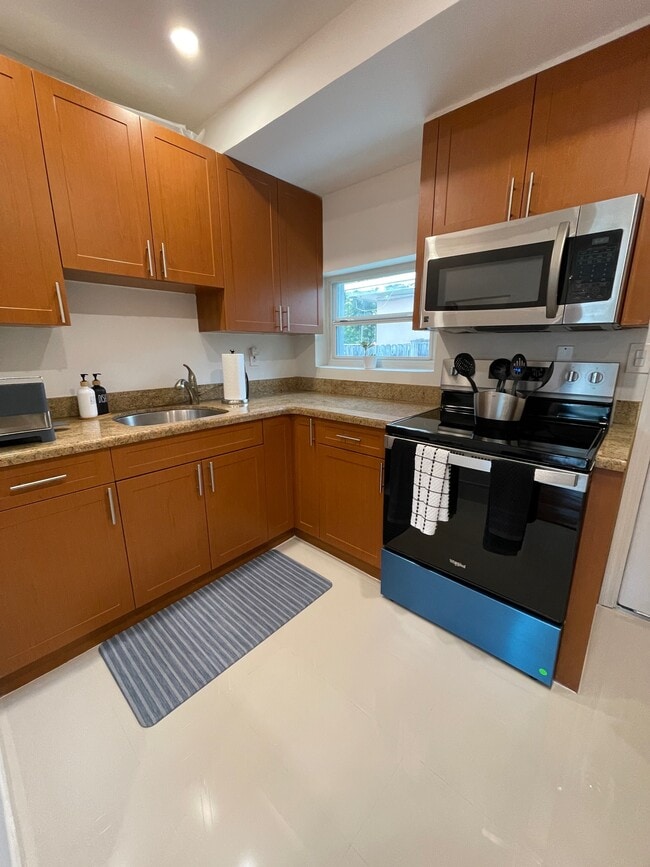 Building Photo - 2100 SW 31st Ave