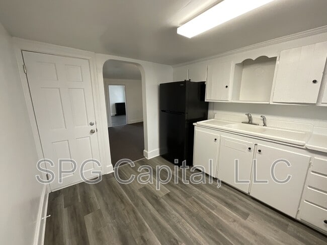 Building Photo - 932 W Princess St