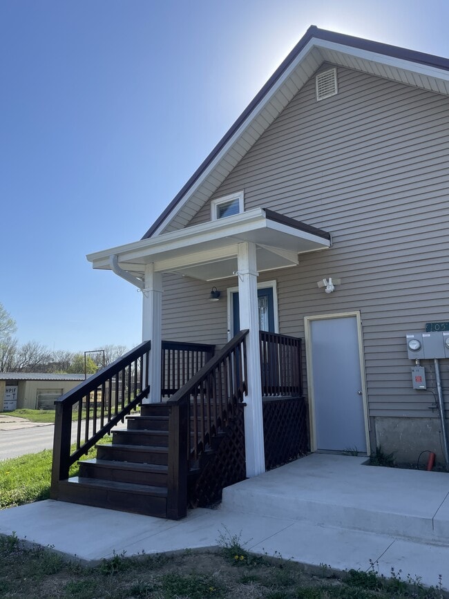 Building Photo - 105 W Summit St