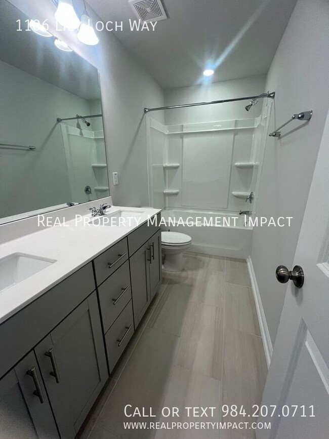 Building Photo - Spacious 4 bedroom 4 Bath Modern Townhome ...