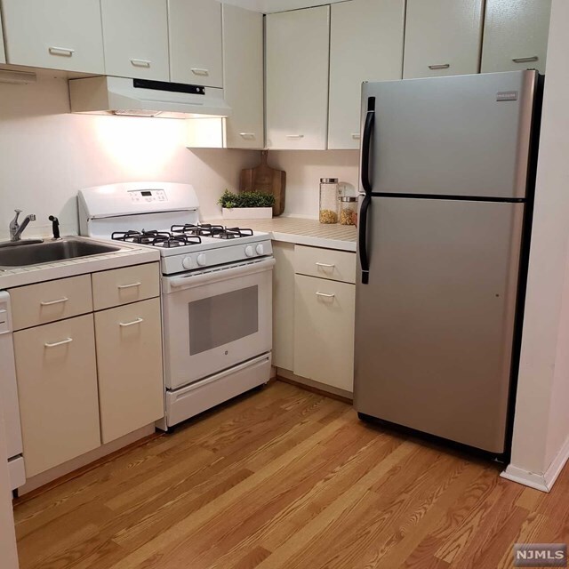 Building Photo - 635 Schuyler Ave