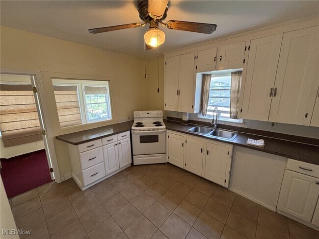 Building Photo - 1481 Robinwood Ave