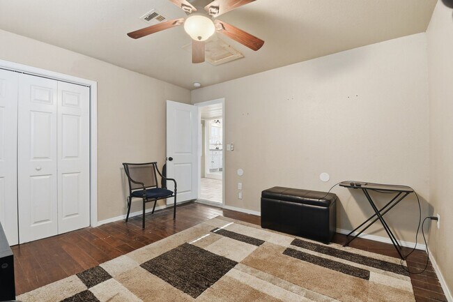 Building Photo - Spacious Home near I-244