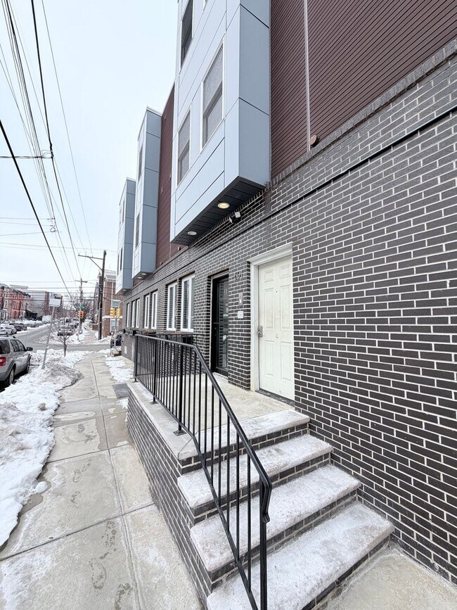 Building Photo - 601 N 39th St