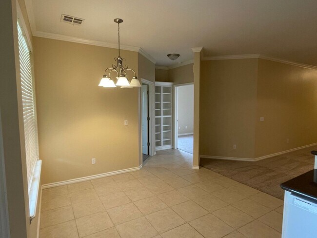 Building Photo - 3 Bed, 2 Bath in Surrey Hills of Yukon