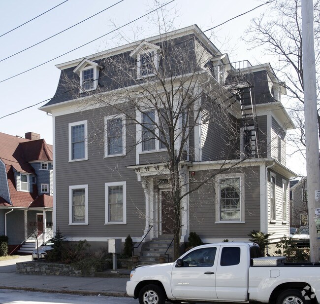 Building Photo - 195 Waterman St