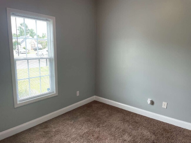 Building Photo - Pet Friendly Three Bedroom Two Full Bathro...