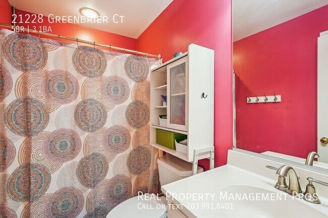 Building Photo - 21228 Greenbrier Ct