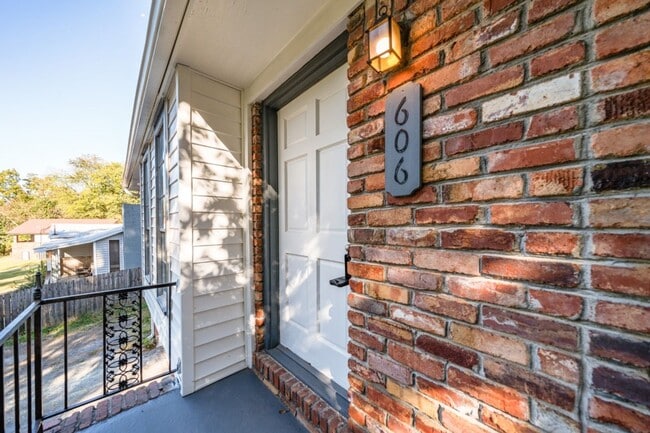 Building Photo - Newly Renovated 4-Bedroom Brick Beauty in ...