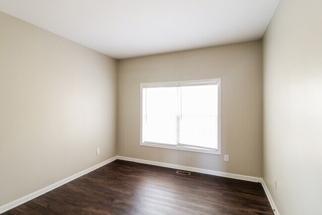 Building Photo - 2447 Longmont Dr