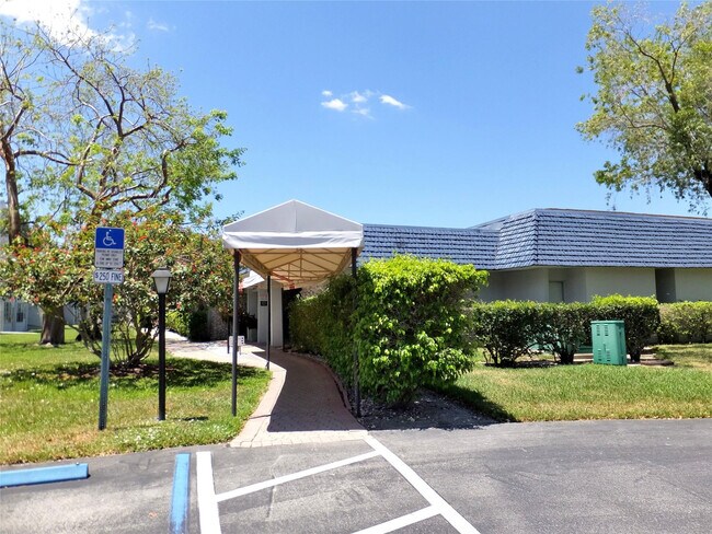 Building Photo - 7807 Golf Cir Dr