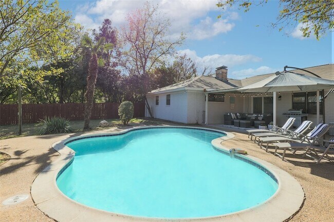 Building Photo - 804 Ridgefield Dr