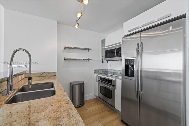 Building Photo - 601 NE 36th St