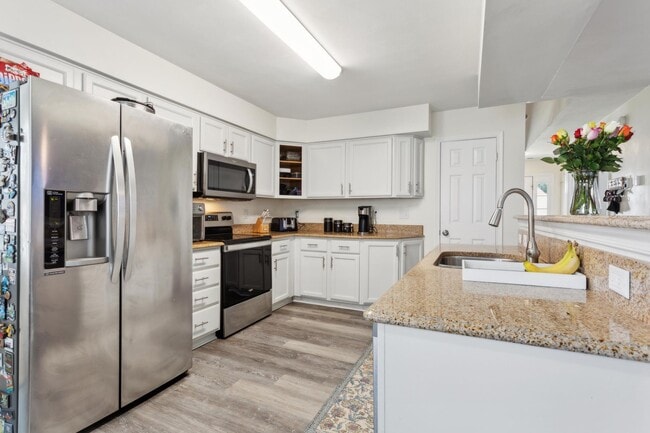Building Photo - Spacious 4 BDRM 2.5 BA
