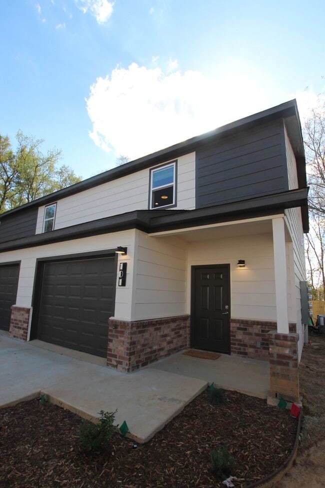 Building Photo - Coming Soon! Stunning 2 Bed 2.5 Bath 1 Car Garage Townhome in Tyler!