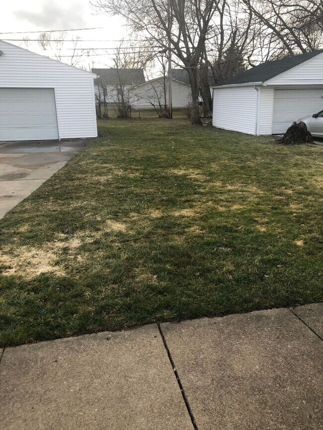 Building Photo - 2 Bedroom home with garage in Mayfield Hts!