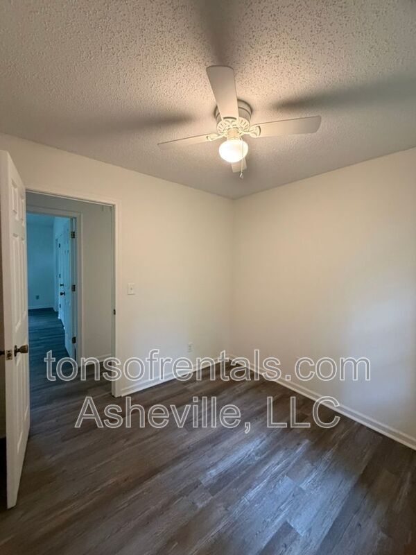 Building Photo - 327 Winding Way Ln