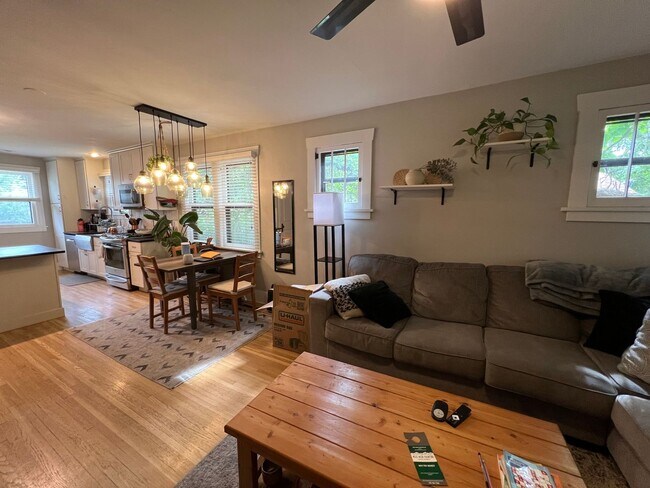 Building Photo - Highlands Bungalow Available Now!