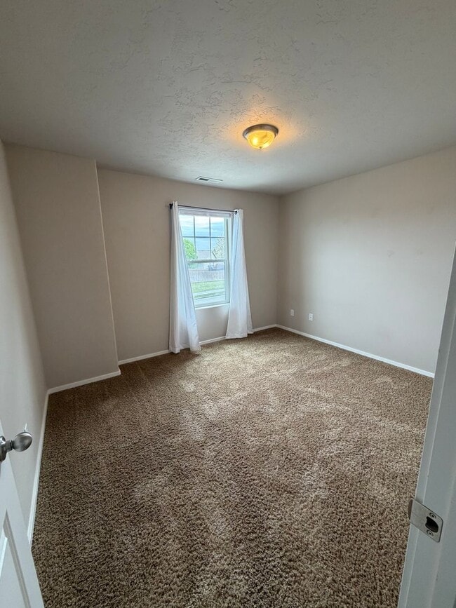Building Photo - Check out our move in special on this charming Very Spacious 2-Story Home for Rent in Pasco, WA!