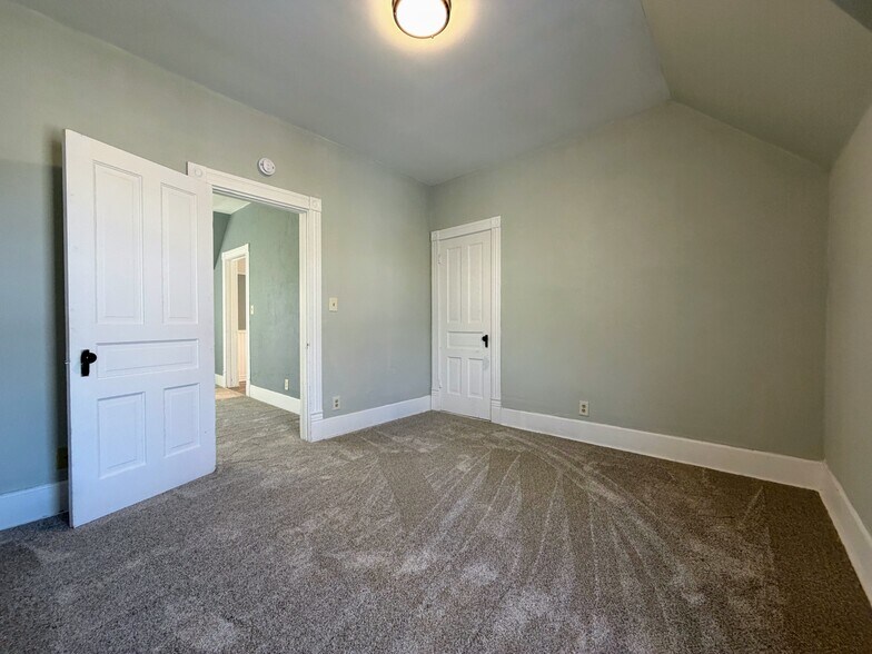 Building Photo - 213 S Webster St