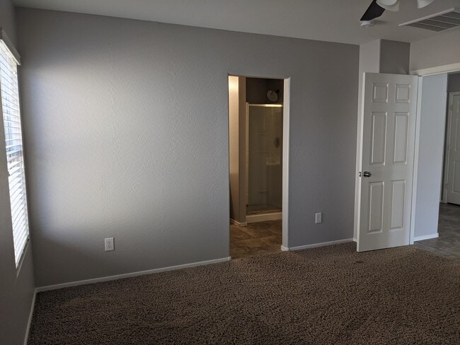 Building Photo - 1711 W Wilson Ave