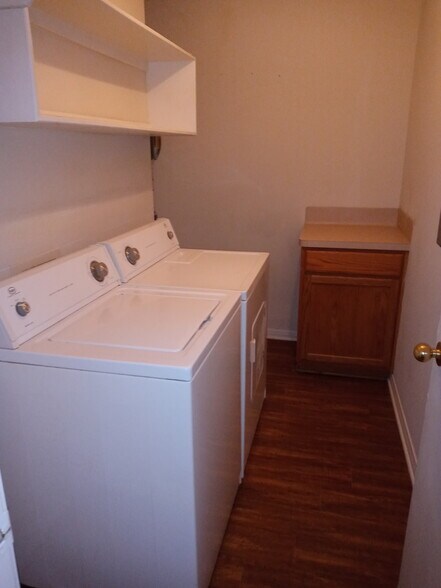 Building Photo - 1210 webhollow Cir