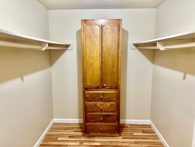 Building Photo - Spacious North Fresno 4/3 with Pool