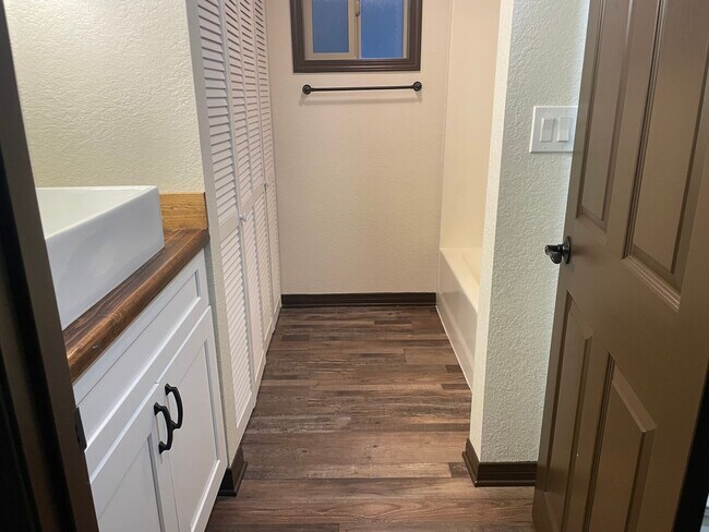 Building Photo - Fabulous mountain retreat freeway close!