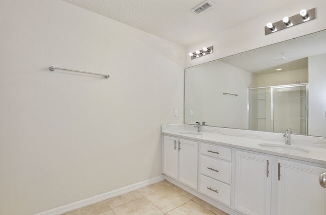 Building Photo - Beautiful 3/2.5 Spacious Townhome with 1 Car Garage in the Gated Community of Jackson Park - Orla...