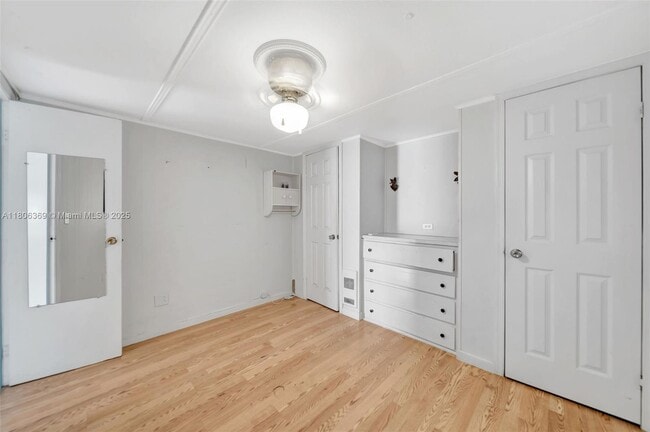 Building Photo - 346 Maple St