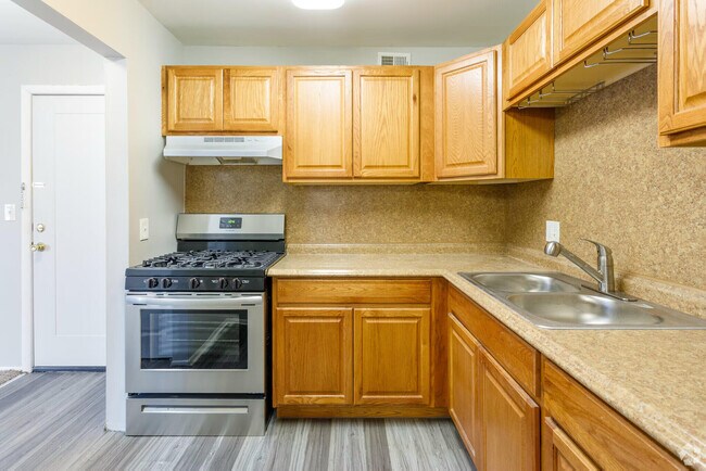 Building Photo - 2230 Dexter Ave