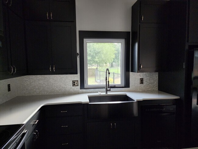 Kitchen large farm sink - 16271 E 82nd St N