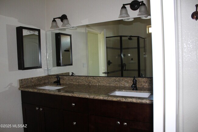 Building Photo - 2635 N Fremont Ave