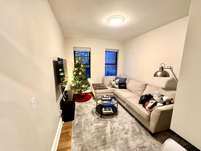 Building Photo - 829-833 Beacon Unit 204