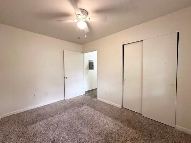 Building Photo - 2 Bedroom 1 Bath with utilities included!