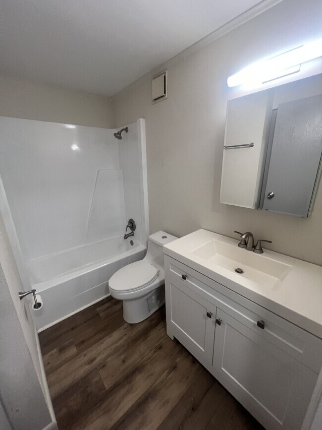 Building Photo - One Bedroom Off Hwy 58