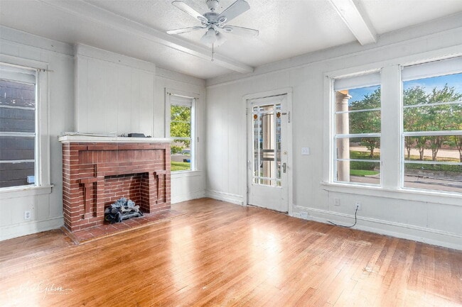 Building Photo - "Charming 1-Bed Retreat with Cozy Fireplac...