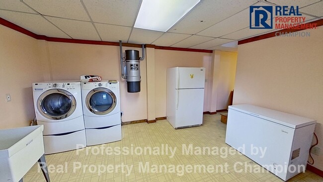 Building Photo - Charming Water Front Home with Private Dock