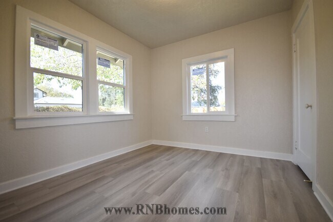 Building Photo - 566 B St