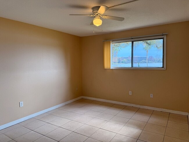 Building Photo - 2/2 Condo with Lake Views