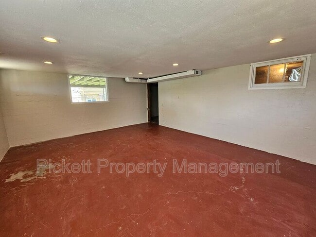 Building Photo - 2133 E Highlands St