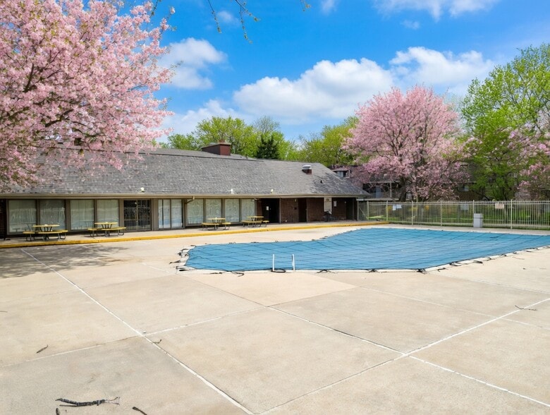 Building Photo - 204 E Bailey Rd