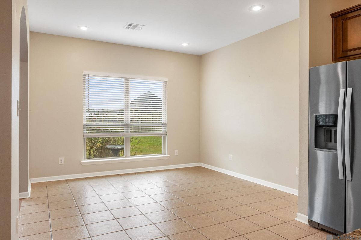 Building Photo - 13440 Larch Ct