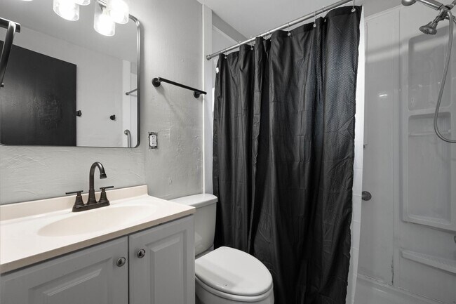 Building Photo - MOVE IN SPECIAL! SCORE HALF OFF 1ST MONTH'...