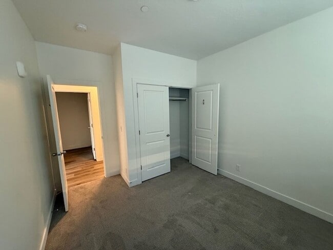 Building Photo - Modern 3 Bedroom Condo in Desert Color