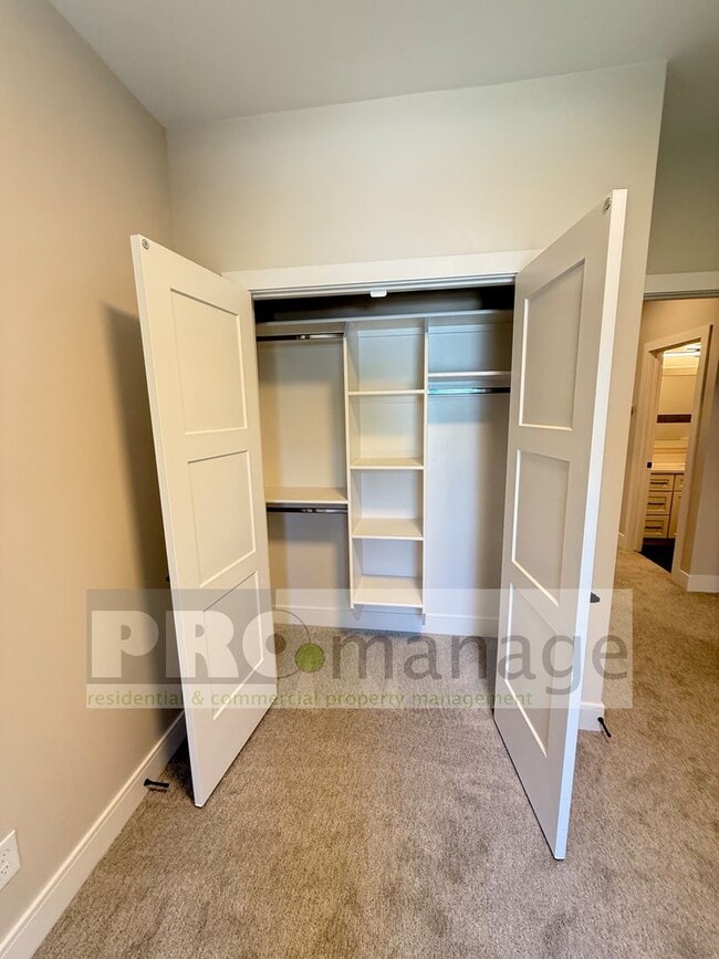 Building Photo - Beautiful 3 Bed / 2.5 Bath Townhome in Car...
