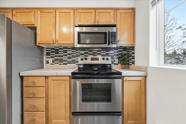 Building Photo - 760 NW 185th Ave