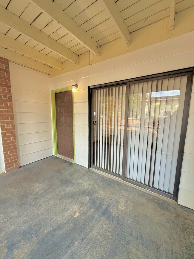 Building Photo - Now available! Charming 2 bed / 1 bath condo in a prime Tallahassee location.