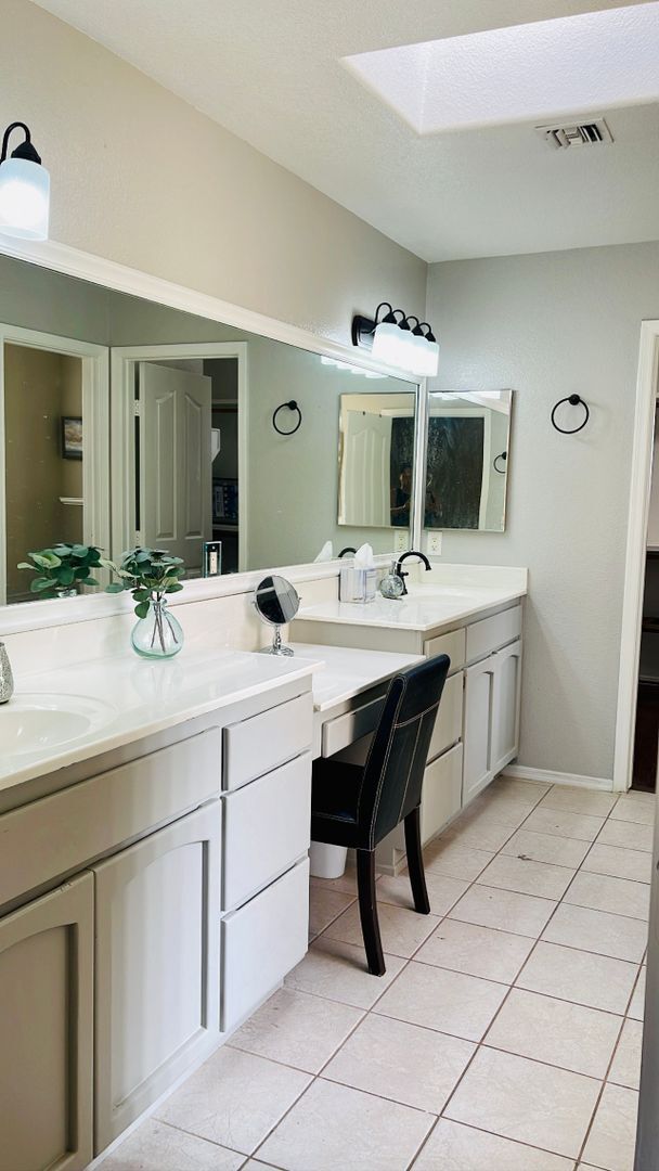 Building Photo - Fully furnished Rental Available Now